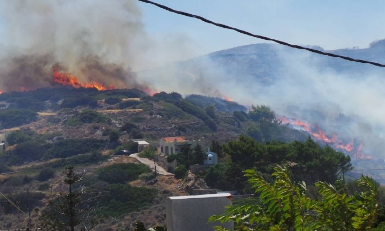 Σύρος: Κάηκαν αυτοκίνητα και μηχανές από τη μεγάλη φωτιά (photos&video)