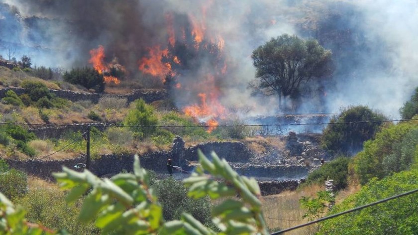 Σύρος: Κάηκαν αυτοκίνητα και μηχανές από τη μεγάλη φωτιά (photos&video)