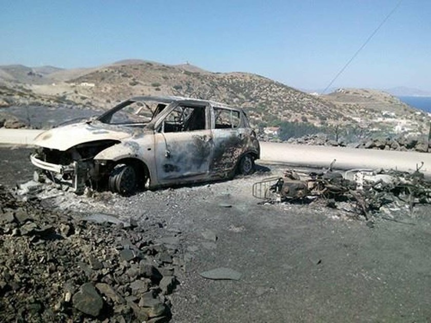 Σύρος: Κάηκαν αυτοκίνητα και μηχανές από τη μεγάλη φωτιά (photos&video)