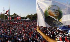 Χιλιάδες Τούρκοι διαδήλωσαν υπέρ της δημοκρατίας στην πλατεία Ταξίμ