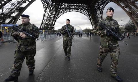 Γαλλία: Ο Ολάντ θέλει να προλάβει θρησκευτικό πόλεμο και η Λεπέν πάει... στρατό! (vids)