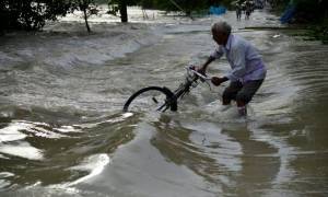 Νεπάλ-Ινδία: 90 νεκροί από σαρωτικές πλημμύρες, δύο εκ. άνθρωποι εγκατέλειψαν τα σπίτια τους (Pics)