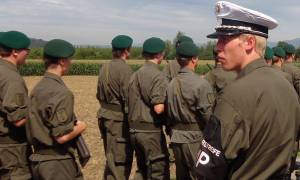 Αυστριακοί στρατιώτες στη φύλαξη μελλοντικά ξένων πρεσβειών στη Βιέννη