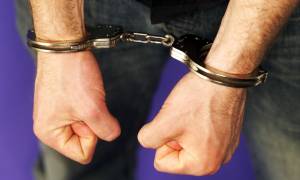 Κέρκυρα: Του πέρασαν χειροπέδες για τον βιασμό 18χρονης τουρίστριας