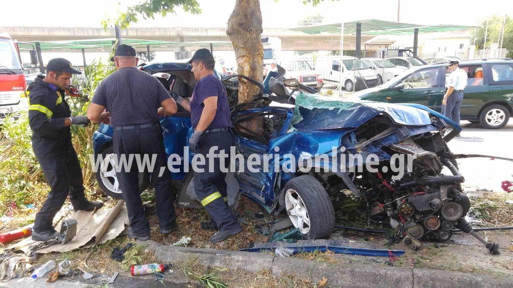 Θανατηφόρο τροχαίο στη Νέα Είσοδο Καλαμάτας: Αυτοκίνητο «καρφώθηκε» σε δέντρο (pics&vid)