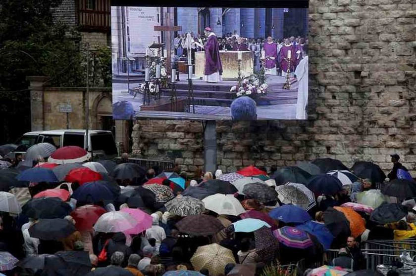 Γαλλία: Δρακόντεια μέτρα ασφαλείας στην κηδεία του ιερέα που έσφαξαν τζιχαντιστές (pics)