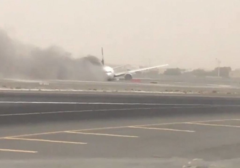 Συναγερμός στο αεροδρόμιο του Ντουμπάι-Αεροπλάνο στις φλόγες μετά από ανώμαλη προσγείωση (pics&vids)