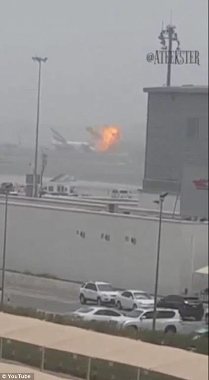 Συναγερμός στο αεροδρόμιο του Ντουμπάι-Αεροπλάνο στις φλόγες μετά από ανώμαλη προσγείωση (pics&vids)