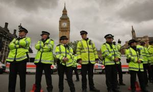 Πανικός στο Λονδίνο: Στους δρόμους χιλιάδες πάνοπλοι αστυνομικοί