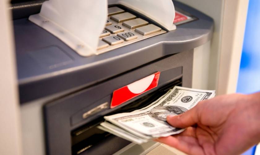 ATM «φτύνουν» λεφτά: Βγάζουν ανεξέλεγκτα χρήματα
