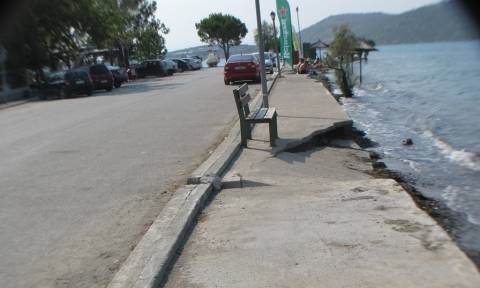 Δραματική η κατάσταση στην Τραγάνα: «Βομβαρδισμένη» η παραλία (pics)