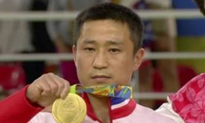 Αυτός είναι ο πιο θλιμμένος χρυσός Ολυμπιονίκης και δεν φαντάζεστε γιατί! (video)