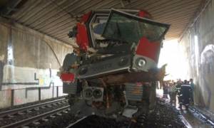 Σιδηροδρομικό ατύχημα στη Γαλλία - Τουλάχιστον 60 τραυματίες, οι 10 σοβαρά (pics+vids)