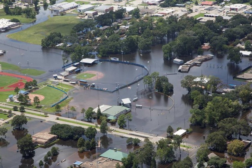 ΗΠΑ: Τους 13 έφτασαν οι νεκροί από τις πλημμύρες στη Λουιζιάνα (pics)