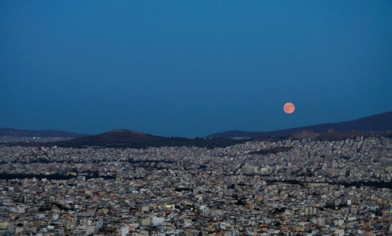 Μαγευτικές εικόνες από την αυγουστιάτικη πανσέληνο