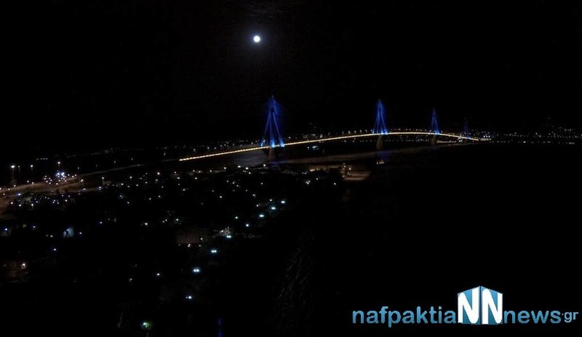 Υπερθέαμα από την αυγουστιάτικη πανσέληνο στη γέφυρα Ρίου - Αντιρρίου (photo-video)