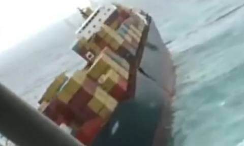 Το σοκαριστικό βίντεο της στιγμής που εμπορικό πλοίο αναποδογυρίζει και βυθίζεται (video)