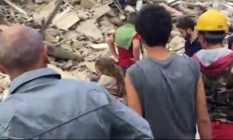 Σεισμός στην Ιταλία: Συγκλονίζει βίντεο με τη διάσωση μικρού κοριτσιού από τα συντρίμμια