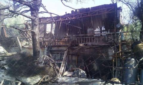 Φωτιά: «Στάχτη» έγινε σπίτι από την πυρκαγιά στο Μενίδι (pics)