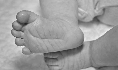 Φρίκη στην Κατερίνη: Βρέθηκε νεογέννητο σε φωταγωγό πολυκατοικίας
