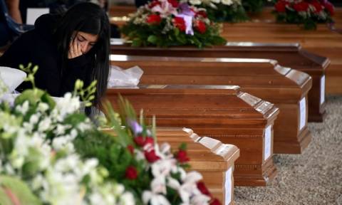 Ιταλία: Αβάσταχτος ο πόνος στις κηδείες των θυμάτων του φονικού σεισμού (pics)