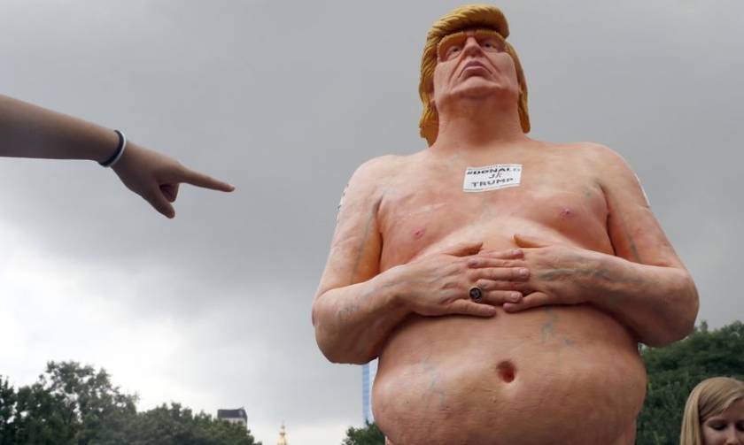 ΗΠΑ: Πωλείται γυμνό άγαλμα του Τραμπ για... τη στήριξη των μεταναστών!