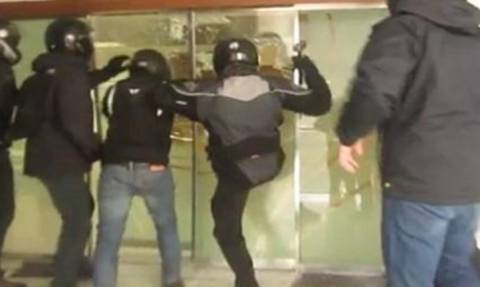 Αυτό είναι το βίντεο της επίθεσης των μελών του Ρουβίκωνα στα διόδια του Κιάτου