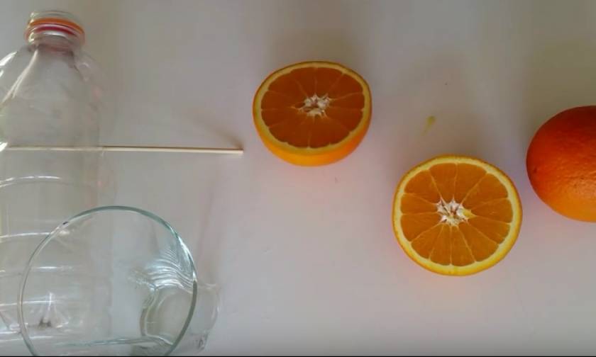 Φοβερό κόλπο για να φτιάξετε στίφτη για πορτοκάλια με δύο πλαστικά μπουκάλια (video)