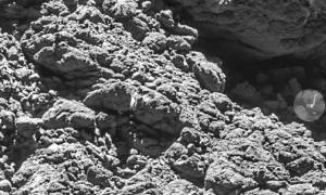 Η Ροζέτα βρήκε το «χαμένο» ρομποτάκι Φίλαι σε ένα σκοτεινό ρήγμα του κομήτη Τσούρι (pic)