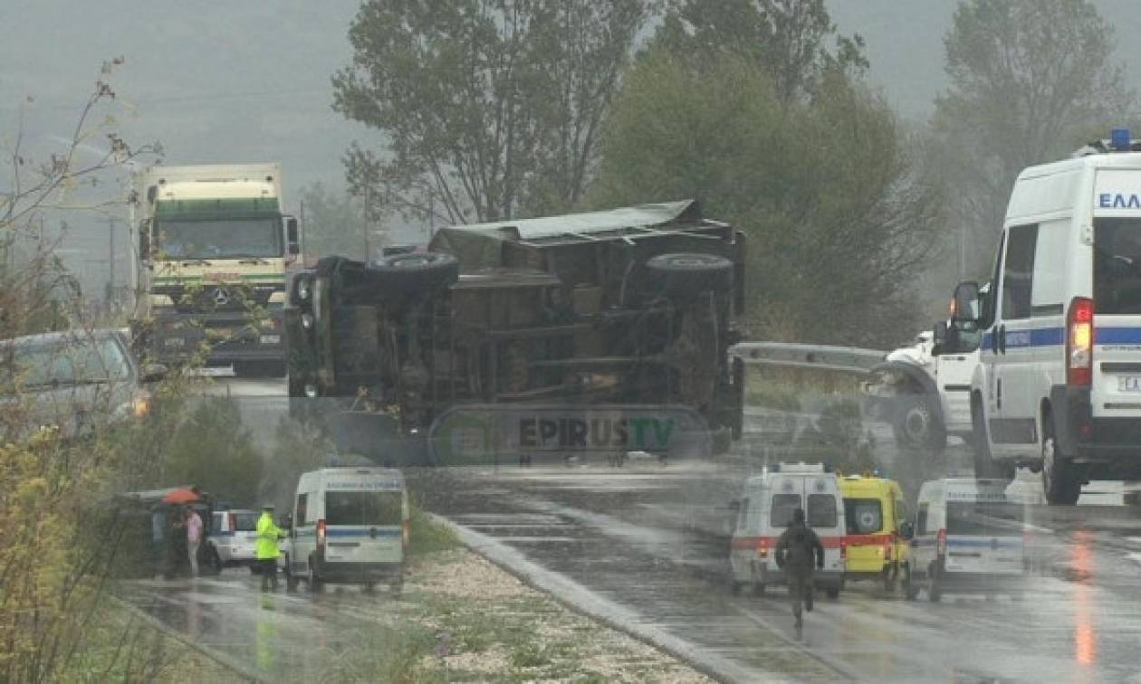 Στρατιωτικό όχημα τούμπαρε στα Ιωάννινα (video)