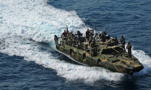 Νέο «θερμό» επεισόδιο στον Περσικό: Ιρανικό σκάφος μπλόκαρε αμερικανικό ταχύπλοο