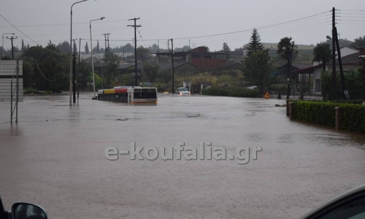 Βίντεο - σοκ: Λεωφορείο του ΟΑΣΘ έπεσε σε χείμαρρο - Στην οροφή οι επιβάτες για να γλιτώσουν