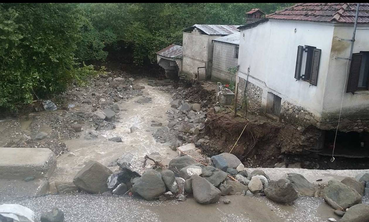 Εικόνες αποκάλυψης στα Τρίκαλα από την κακοκαιρία: Κατολισθήσεις και υπερχειλίσεις ρεμάτων