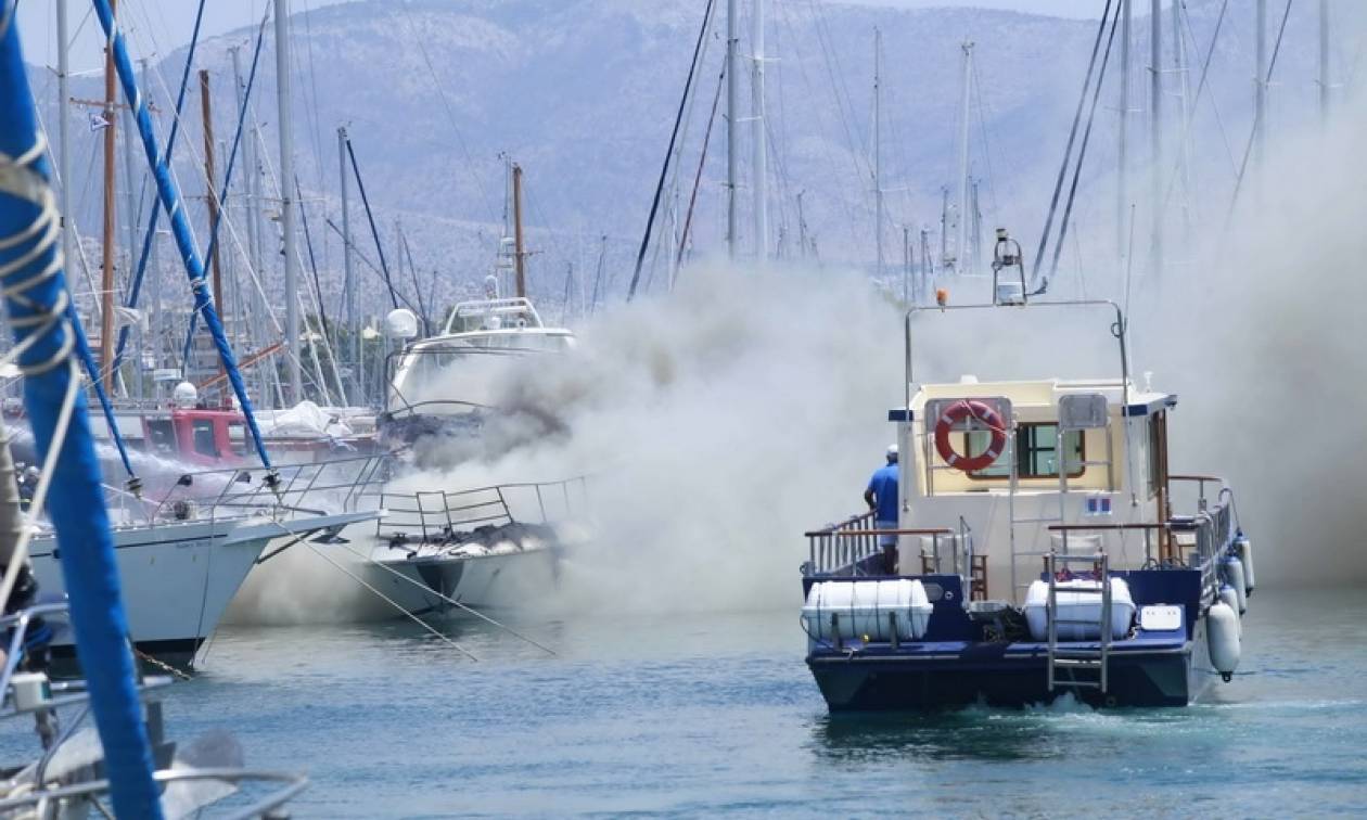 Σε εξέλιξη φωτιά στη Μαρίνα Αλίμου