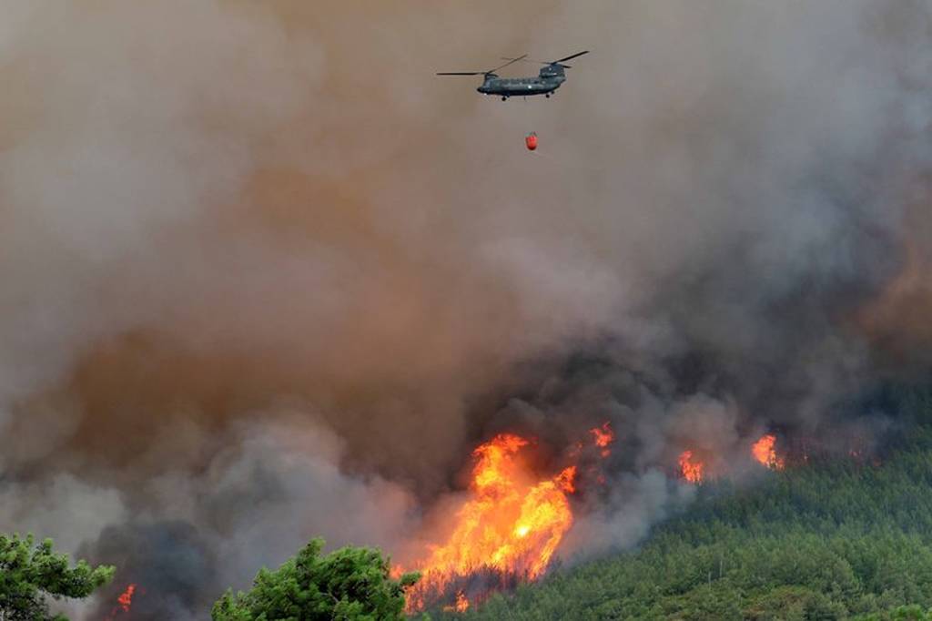 Μαίνεται για τρίτη μέρα η φωτιά στη Θάσο - Κλειστά θα μείνουν τα σχολεία