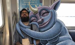 Ρούμπιν: Ο καρτουνίστας που ζωγραφίζει «τέρατα» δίπλα σε ανυποψίαστους επιβάτες του μετρό (Pics)