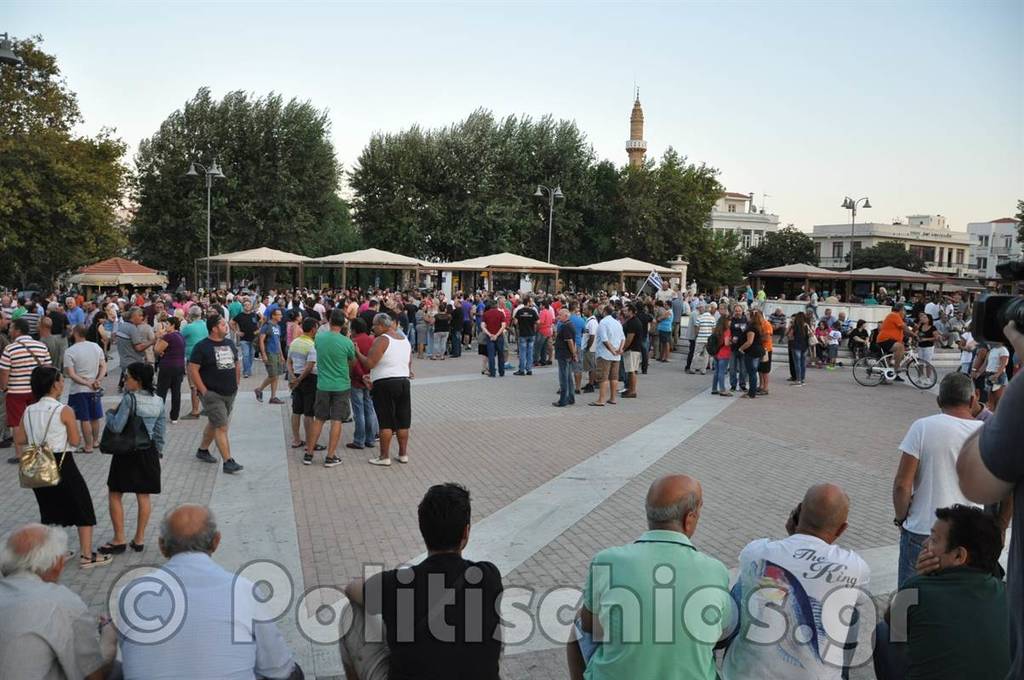 Επεισόδια και χημικά στη Χίο σε συγκέντρωση διαμαρτυρίας κατά των μεταναστών (pics&vid)