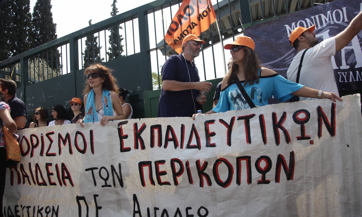 Τι συζήτησαν Φίλης και δάσκαλοι – Διαμαρτυρία έξω από το υπουργείο Παιδείας