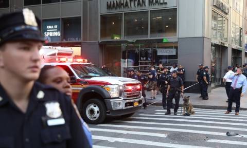 Νέα Υόρκη: Επίθεση με μπαλτά σε αστυνομικούς στο κέντρο του Μανχάταν (pic+vid)
