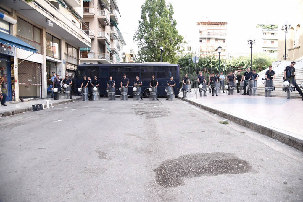 Αστακός η πλατεία του Αγίου Παντελεήμονα - Αποκλεισμένοι από ΜΑΤ οι γύρω δρόμοι (pics)