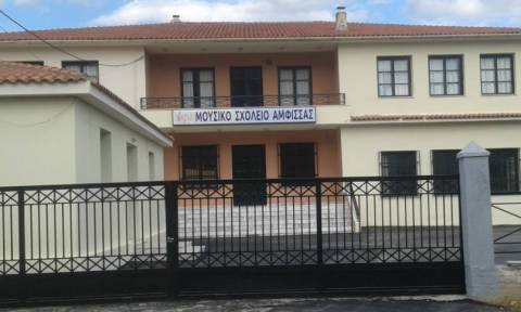 Σοκ: Πόρτα σχολείου καταπλάκωσε 12χρονο μαθητή στην Άμφισσα