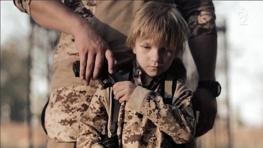 Νέο βίντεο-φρίκη: Ένας ξανθός «άγγελος» εκτελεί αιχμαλώτους του ISIS (Pics + Vid) 