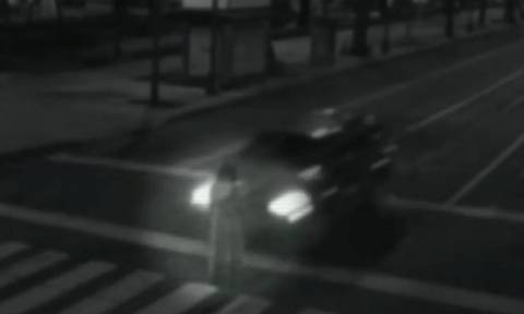 Απόκοσμο βίντεο: Αυτοκίνητο περνά μέσα από γυναίκα που εμφανίζεται ξαφνικά στη μέση του δρόμου!