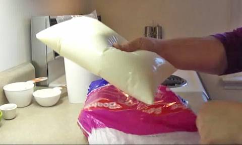 Γιατί οι Καναδοί βάζουν το γάλα σε σακούλα και ποτέ σε μπουκάλι; (vid)