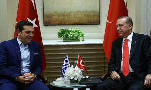 Σάλος με τις δύο τουρκικές σημαίες στη συνάντηση Τσίπρα – Ερντογάν (video+photos)