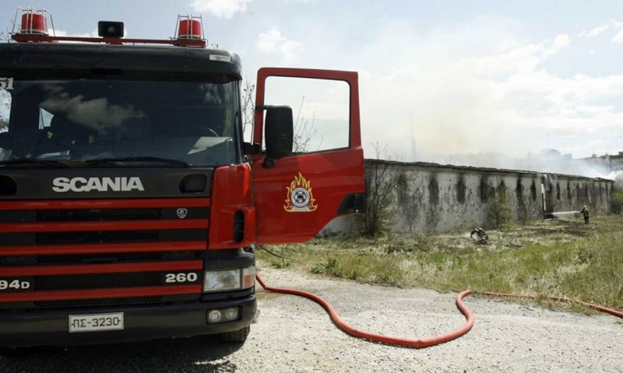 Φωτιά στο Μενίδι με έναν τραυματία