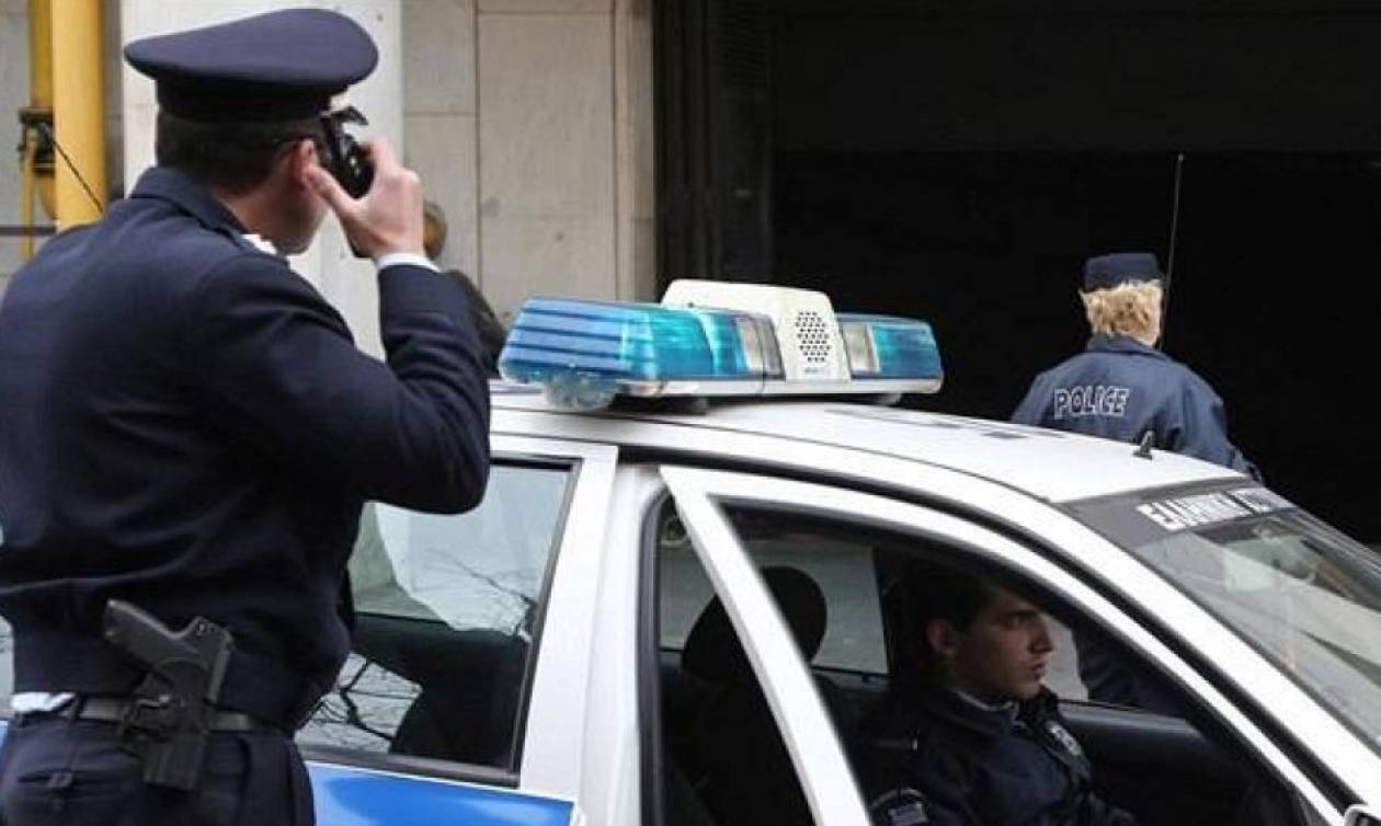 Παραδόθηκε ο 22χρονος που φέρεται να ξυλοκόπησε τον διοικητή της Τροχαίας