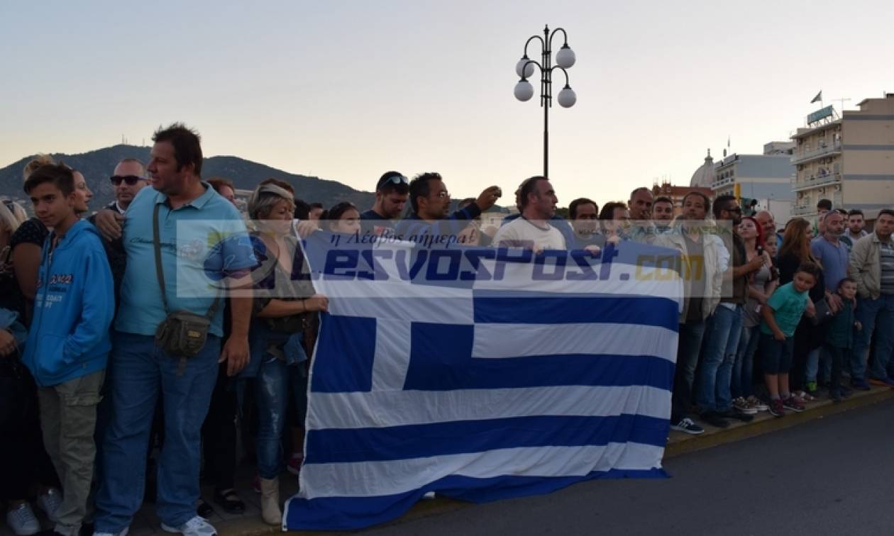 Σείστηκε η Μυτιλήνη με την ανάκρουση του εθνικού ύμνου στην υποστολή της σημαίας (pics+vid)