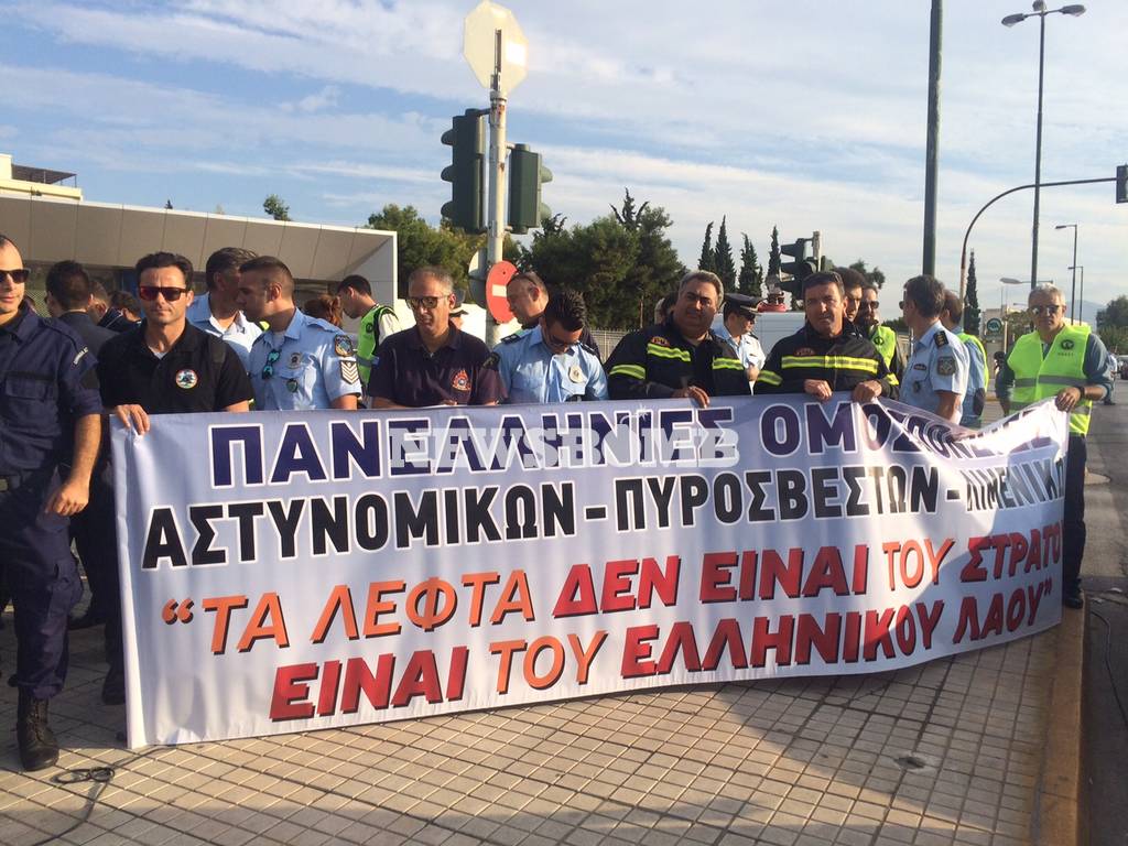 Υπουργείο Εθνικής Άμυνας: Συγκέντρωση διαμαρτυρίας ενστόλων (pics&vid)