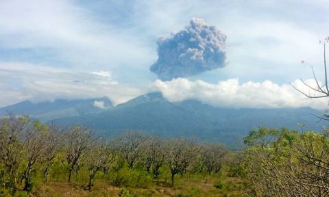 Πανικός στην Ινδονησία: Αγνοούνται 389 τουρίστες που επισκέπτονταν ηφαίστειο τη στιγμή που εξερράγη